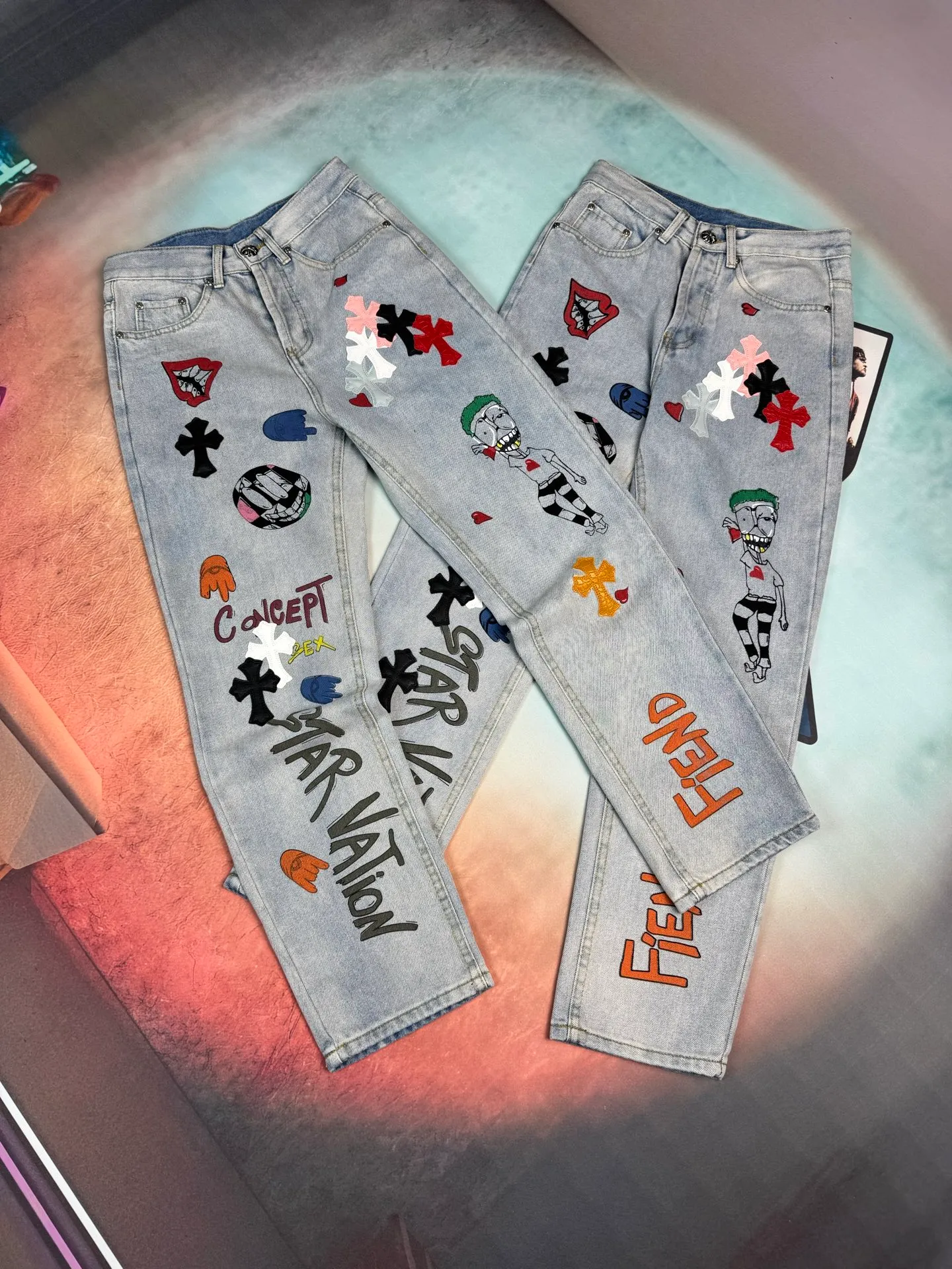 🅿️300 🔘Model No.-KL101 🔘Croixin𝐂𝐡𝐫𝐨𝐦𝐞 𝐇𝐞𝐚𝐫𝐭 CH graffiti crocodile skin jeans* CH The graffiti crocodile skin jeans co-branded by Crowe Xin are a rare treasure in the fashion world! That's quite rare on the market. Take a closer look at these pants, which are carefully embellished with 17 cross elements, and they are made of three different high-quality materials, including luxurious crocodile leather, soft and delicate lambskin, and unique horsehair. Every material is made of real materials. Compared with ordinary styles, there is a huge difference! What’s more worth mentioning is that the genderless trend exuded by these jeans is simply amazing! No matter boys or girls, as long as they wear it, they can easily control it, instantly make their fashionable temperament up, and become the most eye-catching trend focus among the crowd!  Color: Light Blue Size: S M L XL (28.30.32.34)
